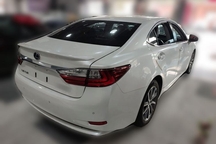 Used Lexus ES 2015 300h Luxury Edition Rear Right 45 Deg