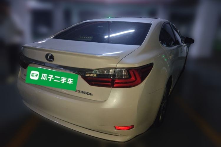 Used Lexus ES 2015 300h Comfort Edition Rear Right 45 Deg