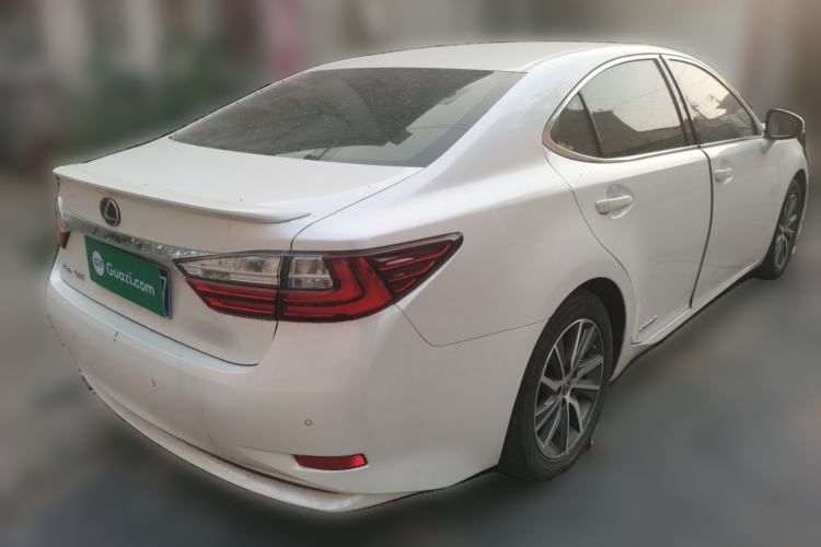 Used Lexus ES 2015 300h Luxury Edition Rear Right 45 Deg