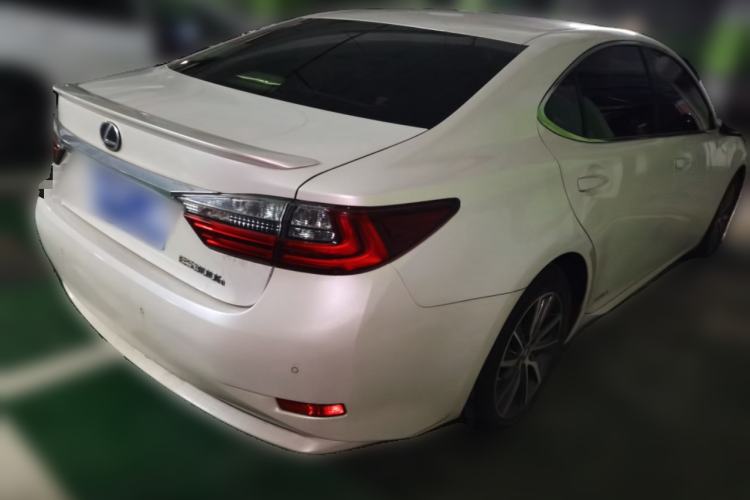 Used Lexus ES 2015 300h Comfort Edition Rear Right 45 Deg