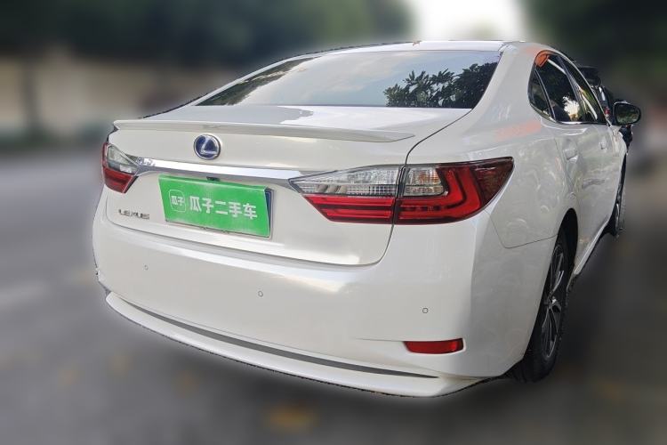 Used Lexus ES 2015 300h Comfort Edition Rear Right 45 Deg