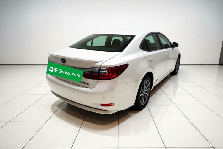 Used Lexus ES 2015 300h Luxury Edition Rear Right 45 Deg