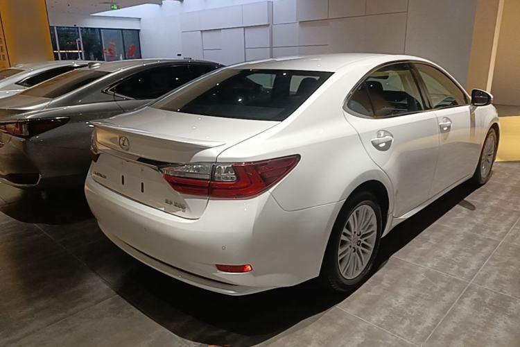 Used Lexus ES 2015 200 Elite Edition Rear Right 45 Deg