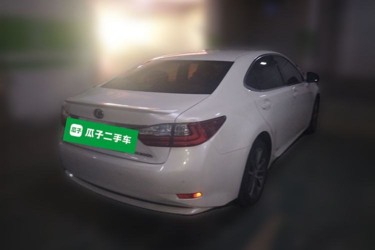 Used Lexus ES 2015 300h Comfort Edition Rear Right 45 Deg