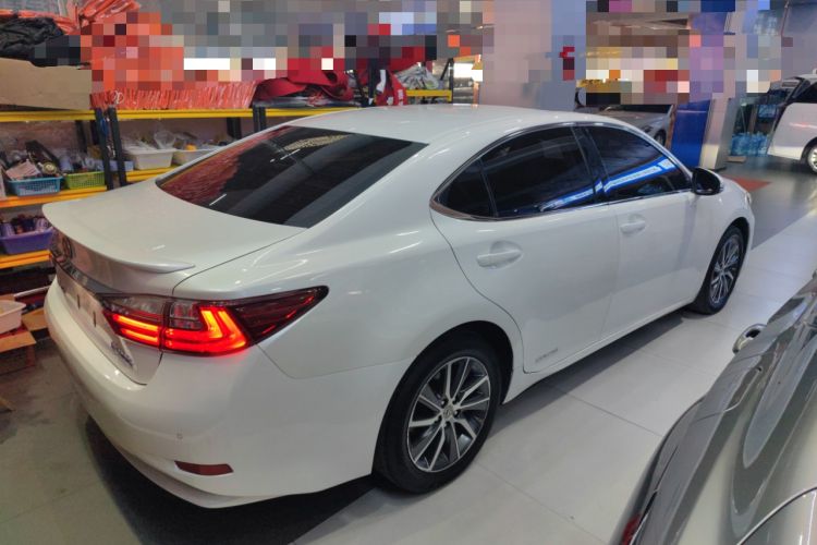 Used Lexus ES 2015 300h Comfort Edition Rear Right 45 Deg