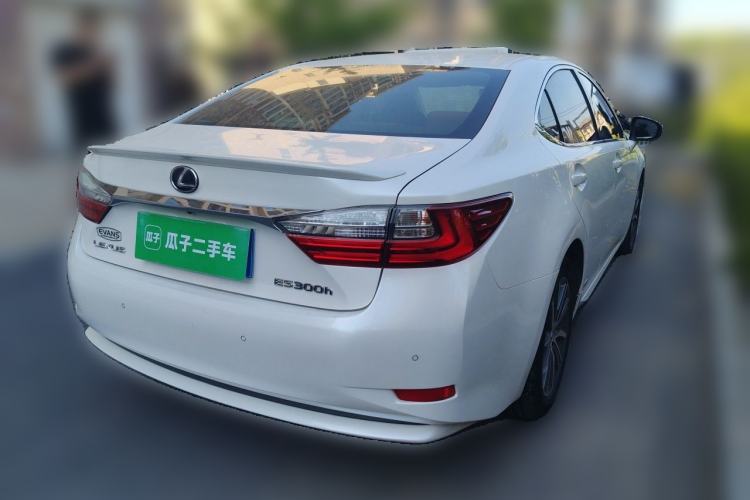 Used Lexus ES 2015 300h Comfort Edition Rear Right 45 Deg