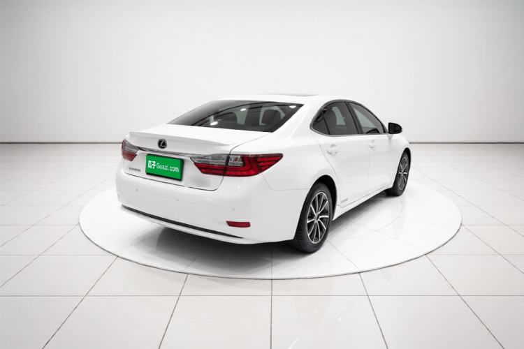 Used Lexus ES 2015 300h Comfort Edition Rear Right 45 Deg