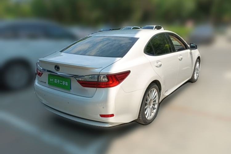 Used Lexus ES 2015 300h Luxury Edition Rear Right 45 Deg