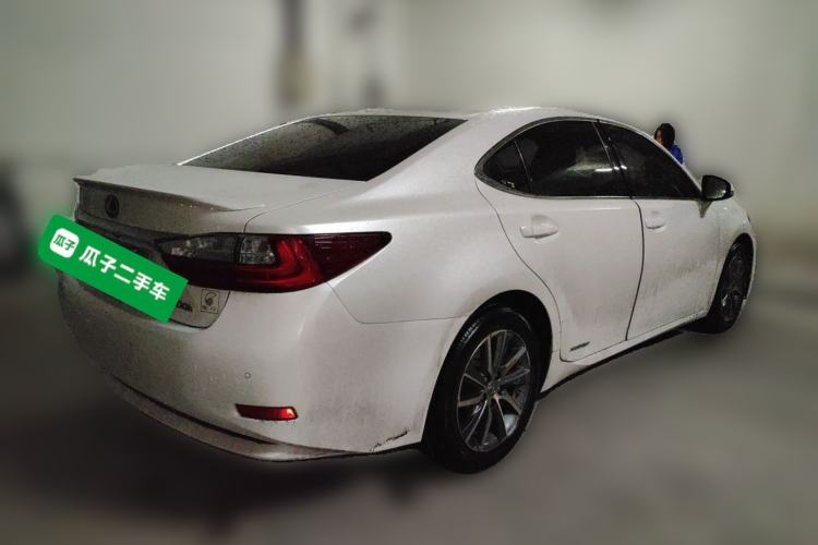 Used Lexus ES 2015 300h Comfort Edition Rear Right 45 Deg