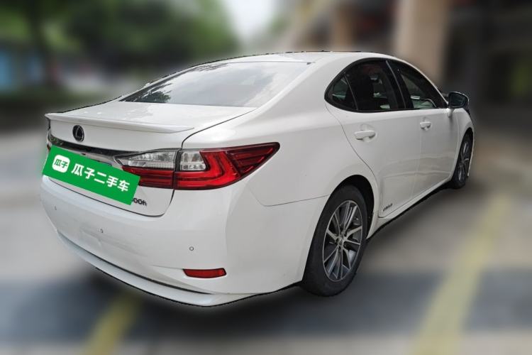 Used Lexus ES 2015 300h Comfort Edition Rear Right 45 Deg