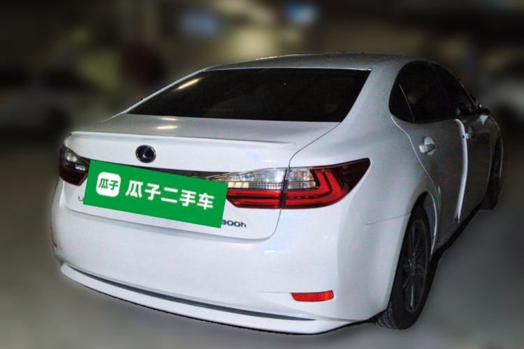 Used Lexus ES 2015 300h Comfort Edition Rear Right 45 Deg