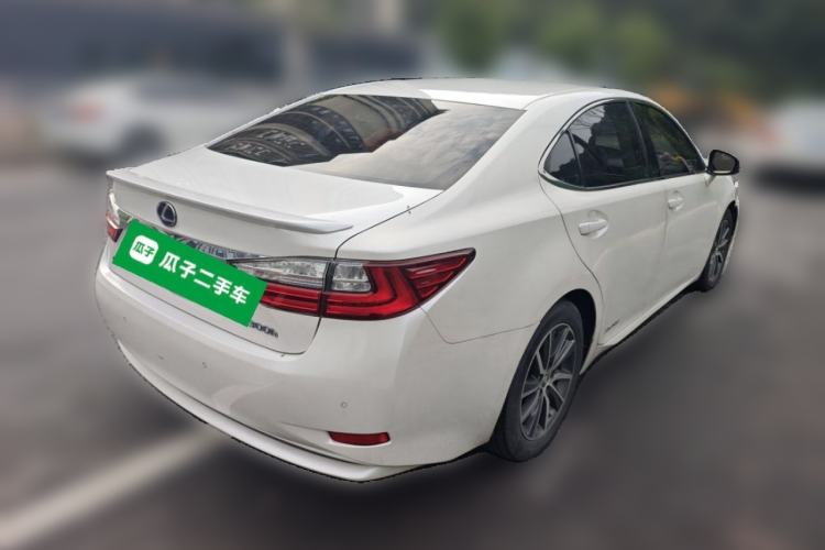 Used Lexus ES 2015 300h Comfort Edition Rear Right 45 Deg