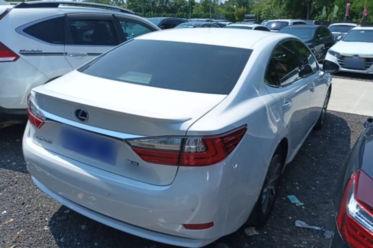 Used Lexus ES 2015 300h Comfort Edition Rear Right 45 Deg