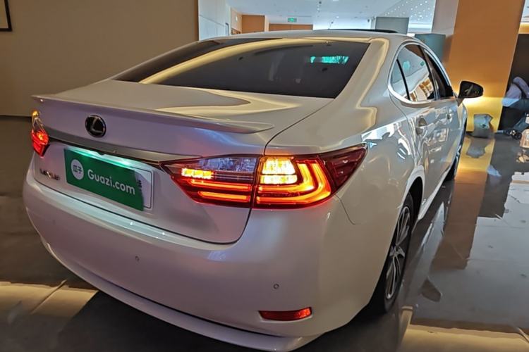 Used Lexus ES 2015 300h Comfort Edition Rear Right 45 Deg