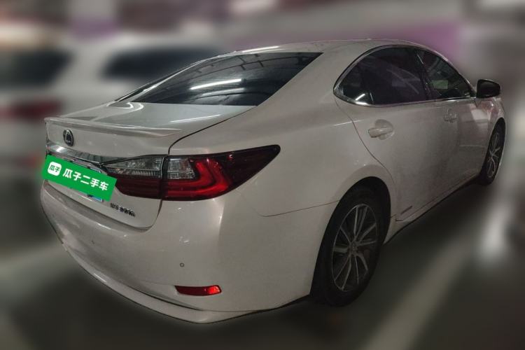 Used Lexus ES 2015 300h Comfort Edition Rear Right 45 Deg