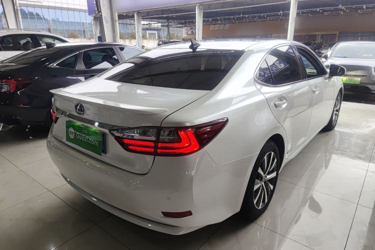 Used Lexus ES 2015 300h Comfort Edition Rear Right 45 Deg