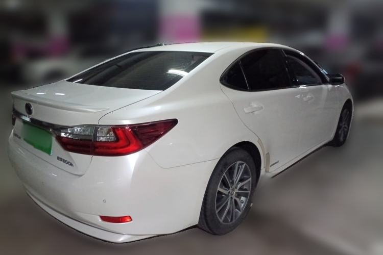 Used Lexus ES 2015 300h Comfort Edition Rear Right 45 Deg