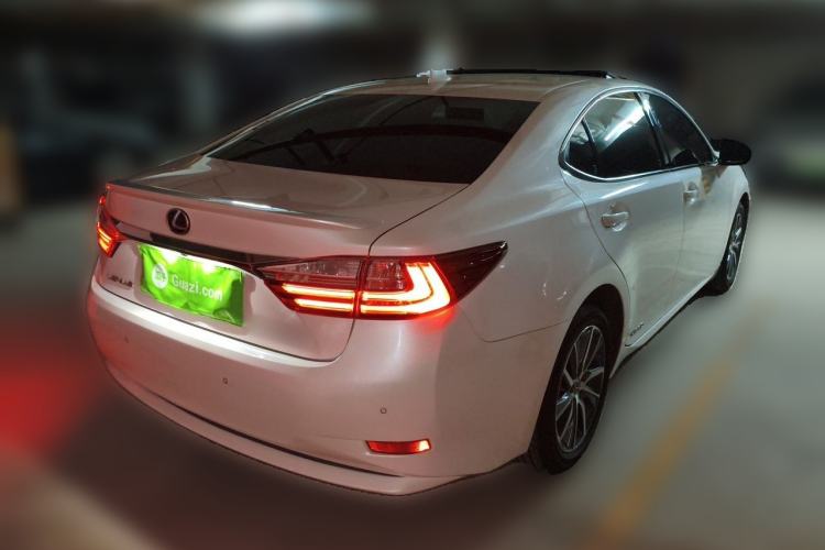 Used Lexus ES 2015 300h Comfort Edition Rear Right 45 Deg
