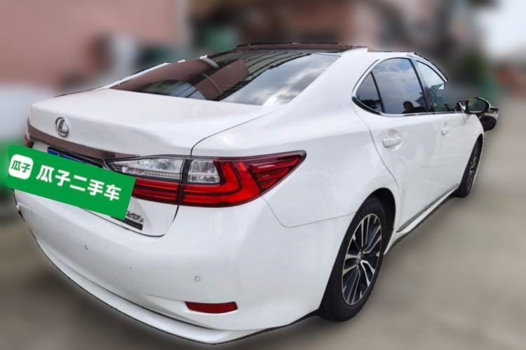 Used Lexus ES 2015 250 Elegant Edition Rear Right 45 Deg