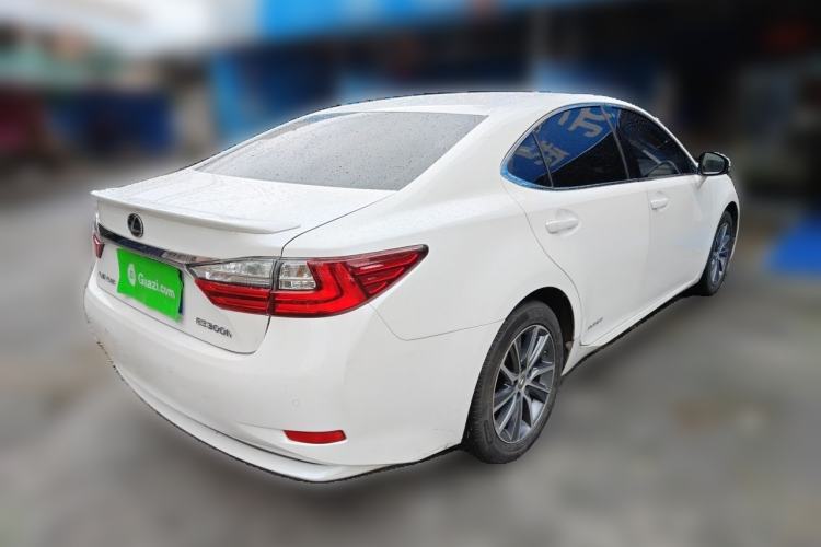 Used Lexus ES 2015 300h Comfort Edition Rear Right 45 Deg