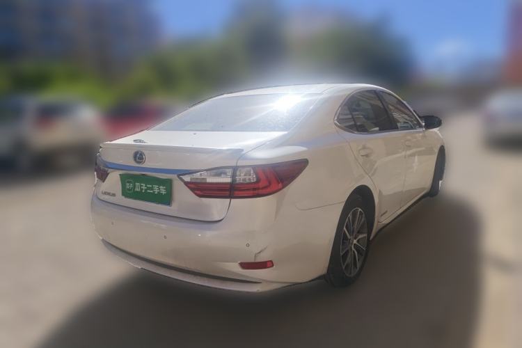 Used Lexus ES 2015 300h Comfort Edition Rear Right 45 Deg