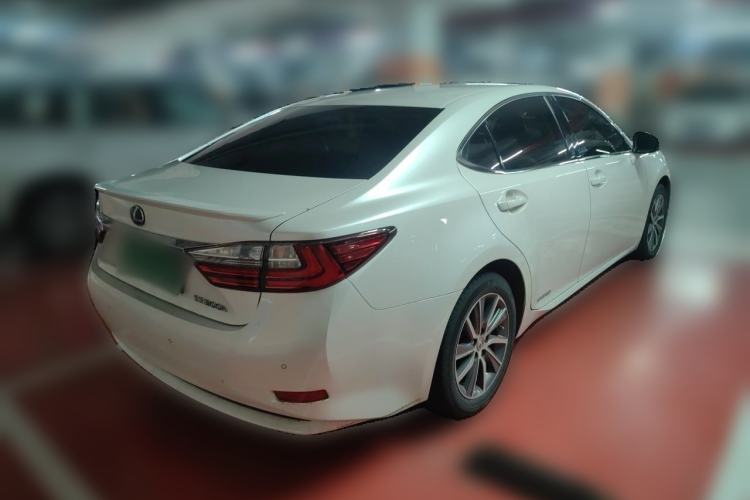 Used Lexus ES 2015 300h Comfort Edition Rear Right 45 Deg