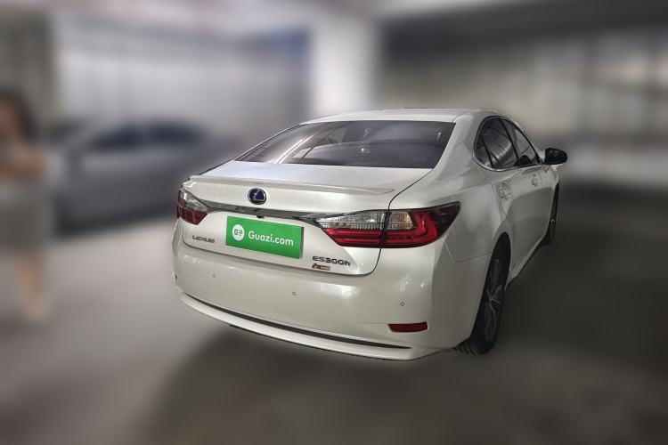 Used Lexus ES 2015 300h Comfort Edition Rear Right 45 Deg