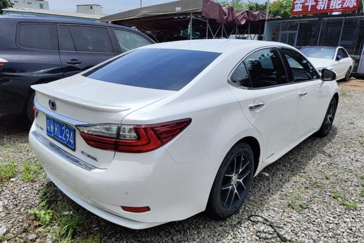 Used Lexus ES 2015 300h Comfort Edition Rear Right 45 Deg