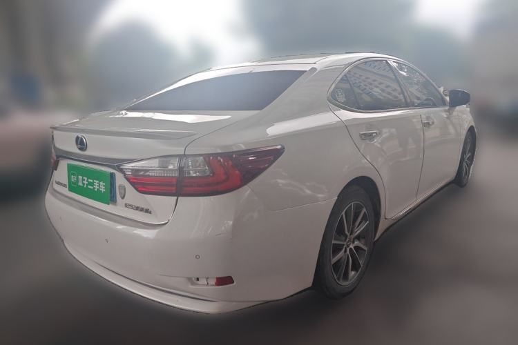 Used Lexus ES 2015 300h Comfort Edition Rear Right 45 Deg