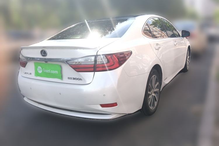 Used Lexus ES 2015 300h Comfort Edition Rear Right 45 Deg