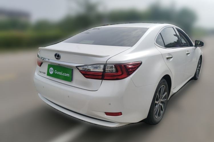 Used Lexus ES 2015 300h Comfort Edition Rear Right 45 Deg