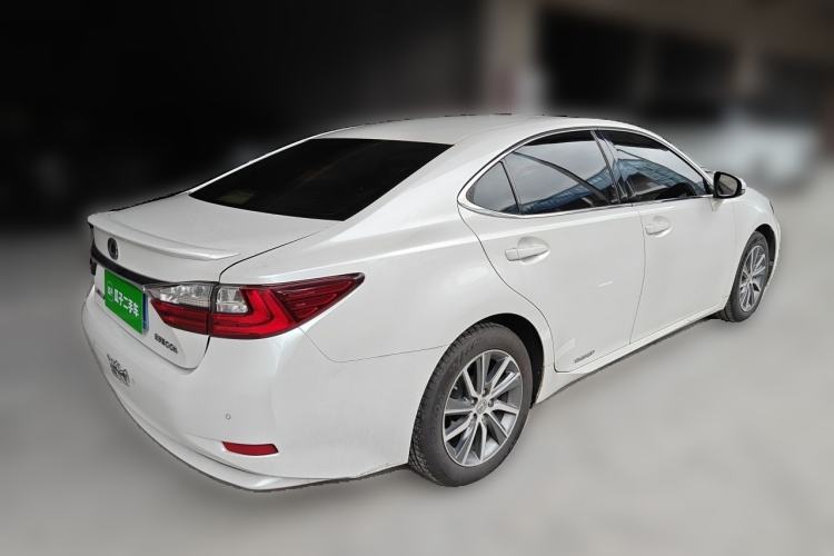 Used Lexus ES 2015 300h Comfort Edition Rear Right 45 Deg