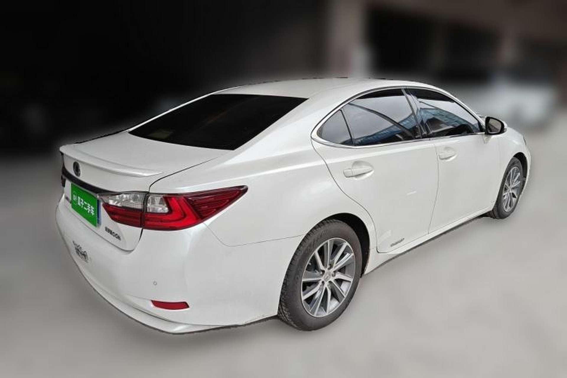 Used Lexus ES 2015 300h Comfort Edition Rear Right 45 Deg