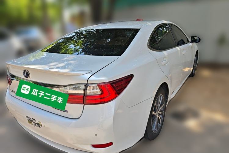 Used Lexus ES 2015 300h Comfort Edition Rear Right 45 Deg