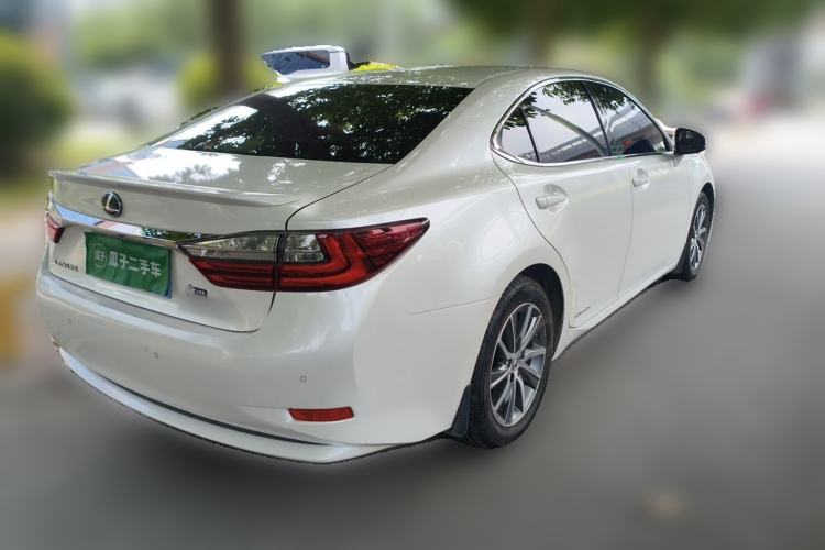 Used Lexus ES 2015 300h Comfort Edition Rear Right 45 Deg