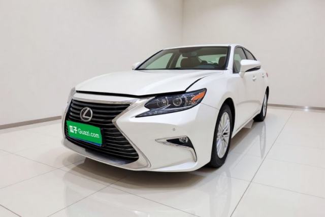 Lexus ES 2015 200 Elite Edition مستعملة