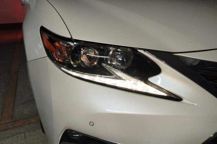 Used Lexus ES 2015 300h Comfort Edition Right Front Headlight