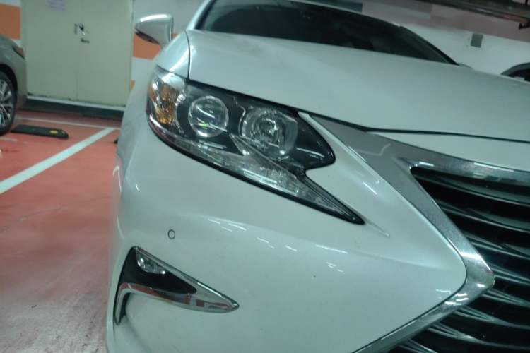 Used Lexus ES 2015 300h Comfort Edition Right Front Headlight