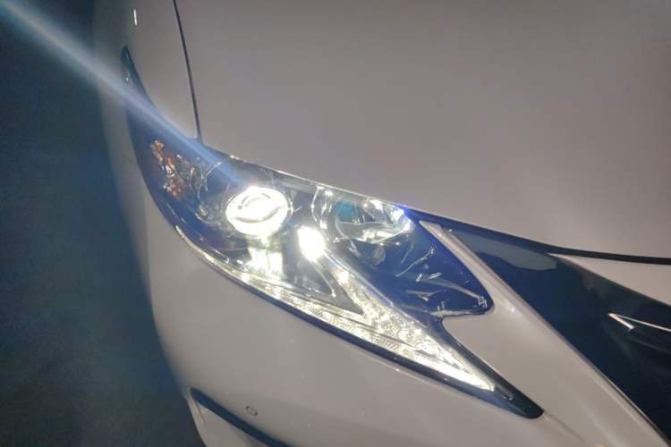 Used Lexus ES 2015 300h Comfort Edition Right Front Headlight