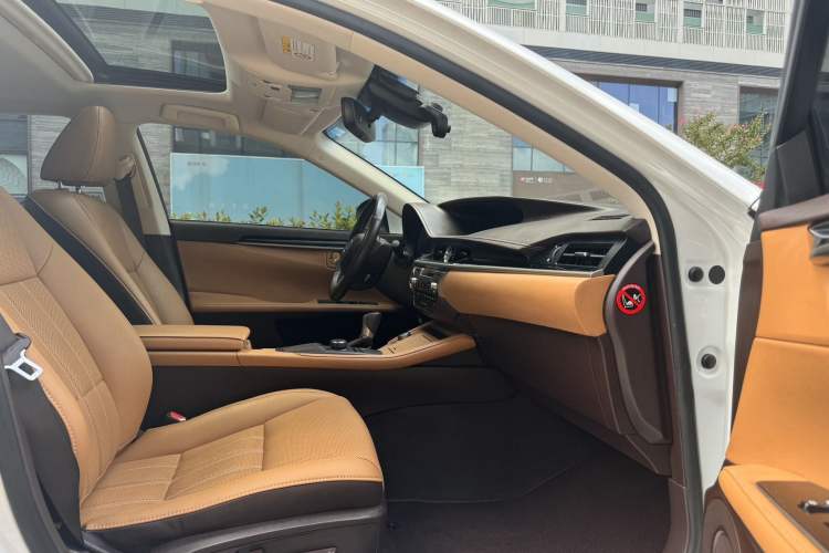 Used Lexus ES 2015 300h Comfort Edition Right Front Seat