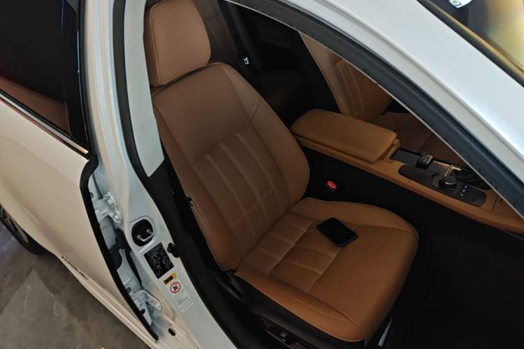 Used Lexus ES 2015 300h Comfort Edition Right Front Seat