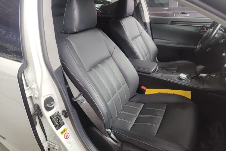 Used Lexus ES 2015 300h Comfort Edition Right Front Seat