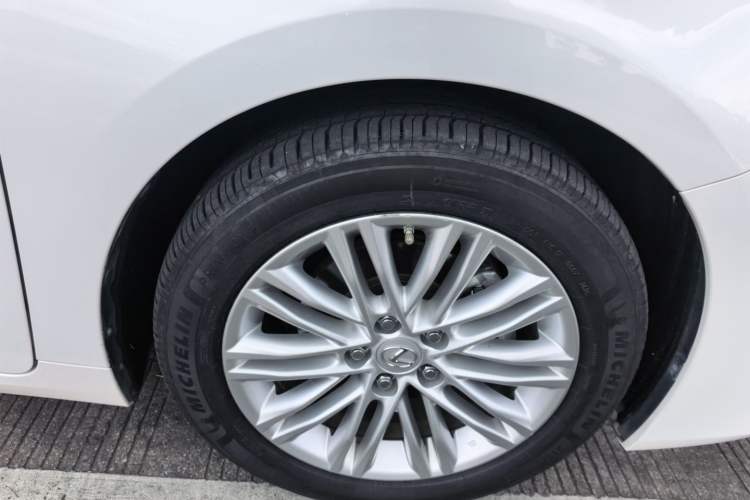 Used Lexus ES 2015 200 Elite Edition Right Front Wheel Hub