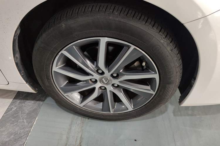 Used Lexus ES 2015 300h Luxury Edition Right Front Wheel Hub