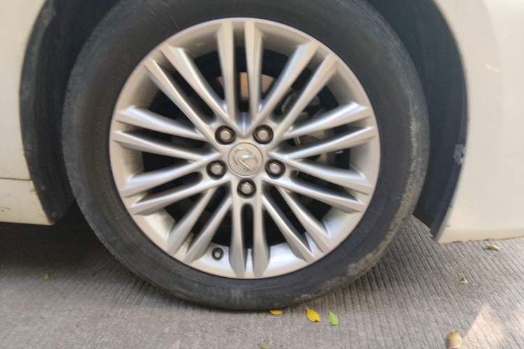 Used Lexus ES 2015 200 Elite Edition Right Front Wheel Hub