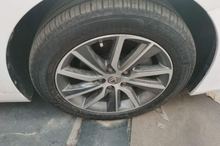 Used Lexus ES 2015 300h Luxury Edition Right Front Wheel Hub
