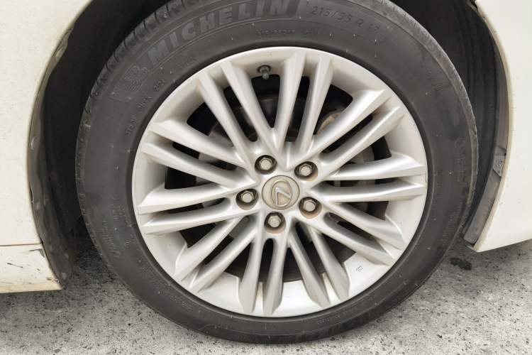 Used Lexus ES 2015 200 Elite Edition Right Front Wheel Hub