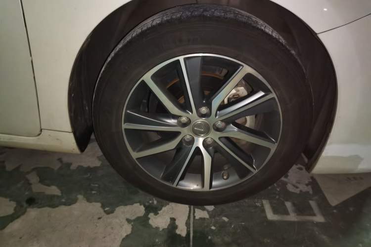 Used Lexus ES 2015 300h Comfort Edition Right Front Wheel Hub
