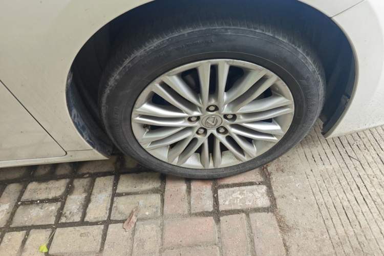 Used Lexus ES 2015 200 Elite Edition Right Front Wheel Hub