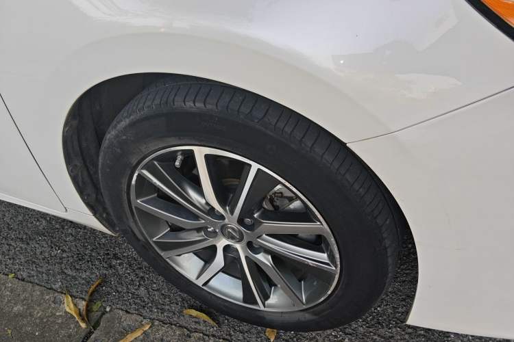 Used Lexus ES 2015 300h Comfort Edition Right Front Wheel Hub
